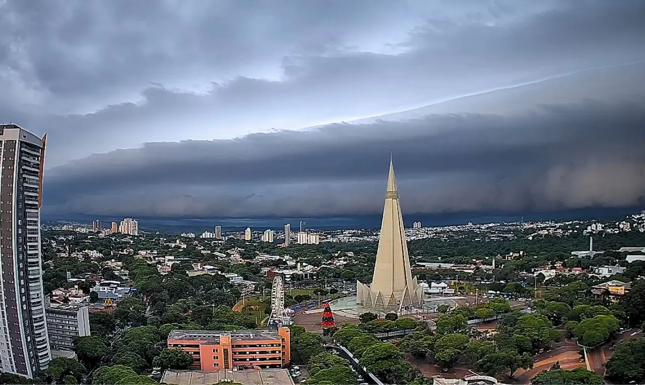 a imagem mostra o avanço de chuva sobre a cidade de Maringá/PR